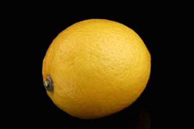 Sarı limon tüm siyah arkaplanı kapatır