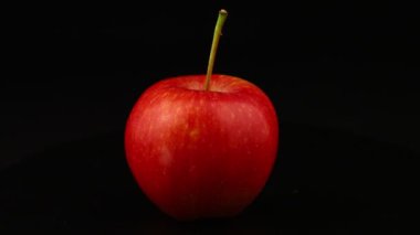 Elma galası spin sınıfı kırmızı arkaplan