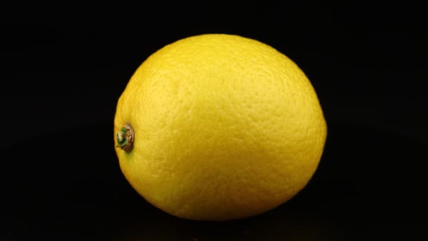 Fruto Amarillo Limón Gira Sobre Fondo Negro — Vídeos de Stock