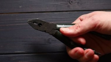 Pense insan ellerinde siyah arkaplan