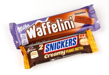 LVIV, UKRAINE - 20 Mart 2021: Snickers ve Milka waffelini