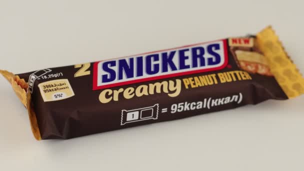 Lviv Ucrânia Março 2021 Snickers Creamy Peanut Butter — Vídeo de Stock