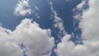 Mavi güzel gökyüzü ve beyaz kümülüs bulutları