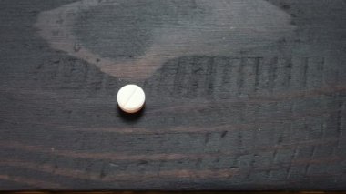 El tableti yakın plan çeker.