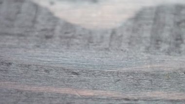 Cımbız tableti kapatır.