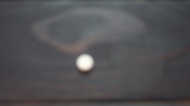 Siyah arkaplan üzerine beyaz tablet kapat