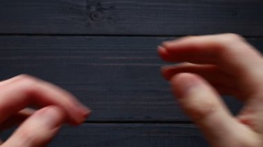 Adam sıkıca sarıldı.