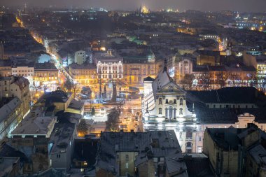 LVIV, UKRAINE - 07 Şubat 2020: Kış şehri Lviv gece panoraması