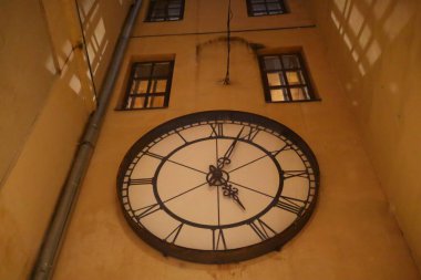 LVIV, UKRAINE - 07 Şubat 2020: Gece sokak fotoğrafında Avrupa kenti