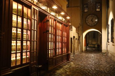 LVIV, UKRAINE - 07 Şubat 2020: Gece sokak fotoğrafında Avrupa kenti