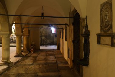 LVIV, UKRAINE - 07 Şubat 2020: Gece sokak fotoğrafında Avrupa kenti