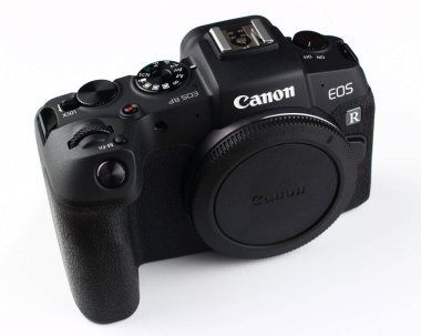 LVIV, UKRAINE - 30 Ocak 2020: aynasız kamera Canon rp beyaz arkaplan