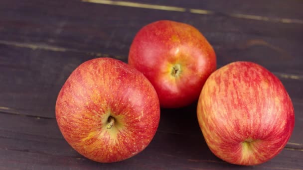 Manzanas Rojas Fuji Rojas Sobre Fondo Madera Oscura — Vídeos de Stock