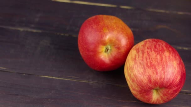 Pommes Rouges Fuji Rouge Sur Fond Bois Foncé — Video