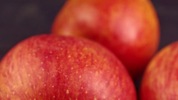 Manzanas Rojas Fuji Rojas Sobre Fondo Madera Oscura — Vídeos de Stock
