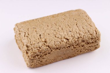 beyaz arkaplanda halva parçası