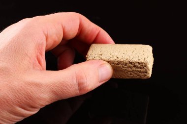 halvah elinde siyah arkaplanda