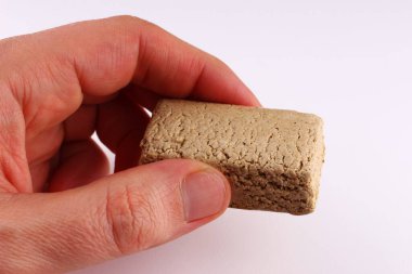 Beyaz bir arkaplanda el ele halvah