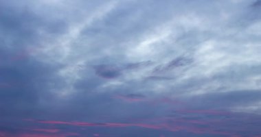 Gün batımından önce bulutlu mavi bulutlar