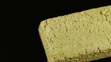 Siyah arkaplandaki halva parçası