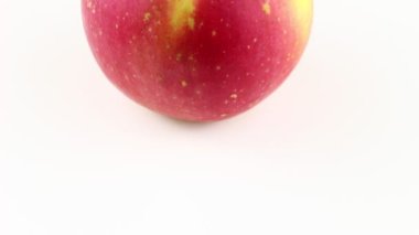 Beyaz arkaplanda Fuji elma notu