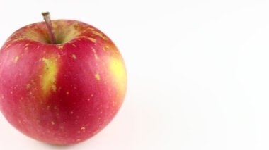 Beyaz arkaplanda Fuji elma notu