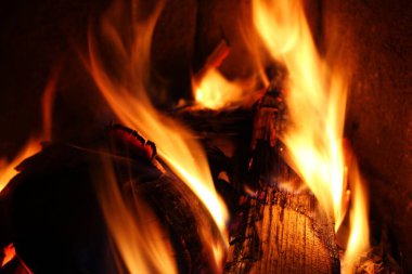 Ateş yakar ve yakar odun