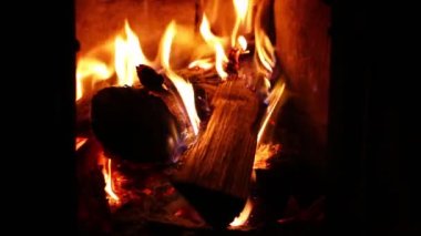 Ateş yakar ve yakar odun