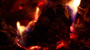 Ateş ve odun yakın.