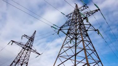 Güç kulesi desteği ve bulutları