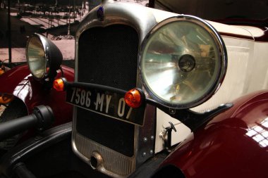 LVIV, UKRAINE - 09 Kasım 2019: Eski pahalı araba sergileniyor