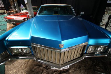 LVIV, UKRAINE - 09 Kasım 2019: Eski pahalı araba sergileniyor