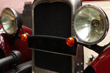 LVIV, UKRAINE - 09 Kasım 2019: Eski pahalı araba sergileniyor