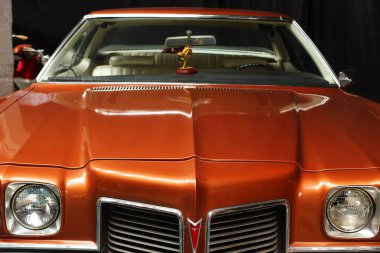 LVIV, UKRAINE - 09 Kasım 2019: Eski pahalı araba sergileniyor