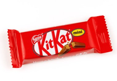 LVIV, UKRAINE - 08 Nisan 2021: Kitkat mini çikolatası beyaz arka planda bir ambalajda