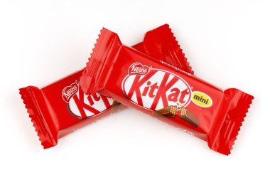 LVIV, UKRAINE - 08 Nisan 2021: Kitkat mini çikolatası beyaz arka planda bir ambalajda