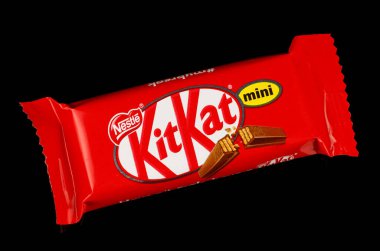 LVIV, UKRAINE - 08 Nisan 2021: Kitkat mini çikolatası siyah arkaplandaki ambalajda