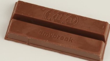 LVIV, UKRAINE - 08 Nisan 2021: Kitkat çikolatası