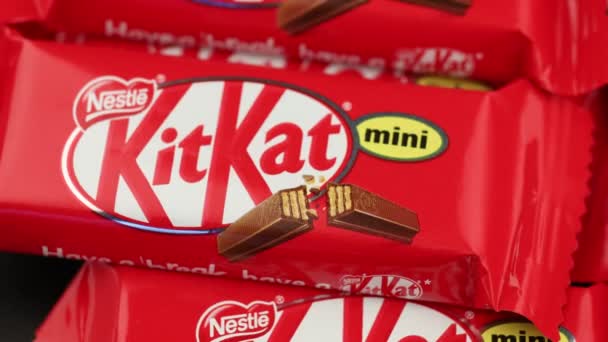 Lviv Ucrania Abril 2021 Kitkat Mini Chocolate Bar Paquete — Vídeo de stock