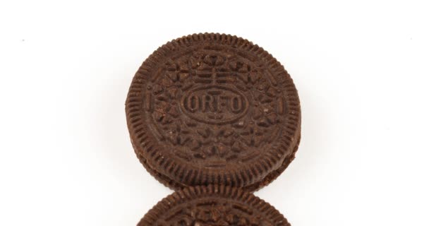 Lviv Ucrania Abril 2021 Galletas Oreo Marrones Negras Redondas Aisladas — Vídeos de Stock