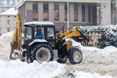 LVIV, UKRAINE - 10 Şubat 2021: Lviv 'de kar temizleme ekipmanı
