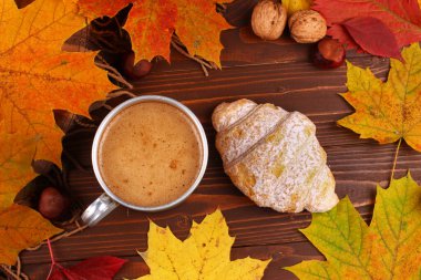 Bir fincan kapuçino ve kruvasan sonbaharı sakin bir hayat.