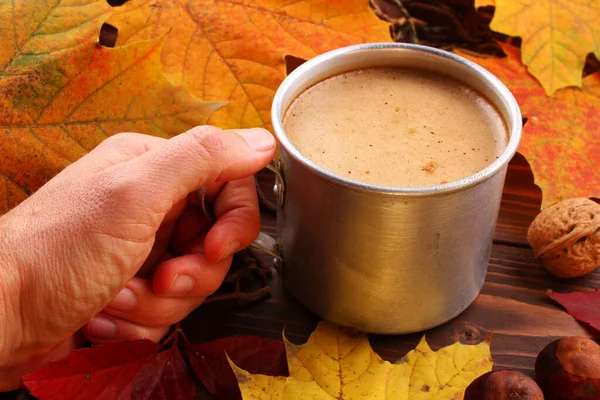 Cappuccino Beber Uma Xícara Mão Outono — Fotografia de Stock
