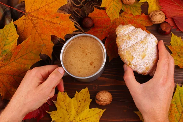 Outono Ainda Vida Com Xícara Cappuccino Croissant — Fotografia de Stock