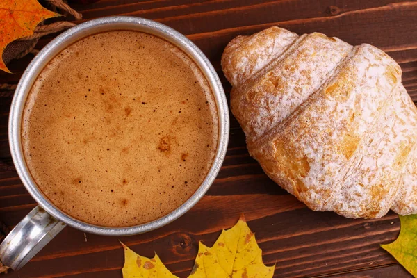 Copa Cappuccino Croissant Outono Ainda Vida Closeup — Fotografia de Stock