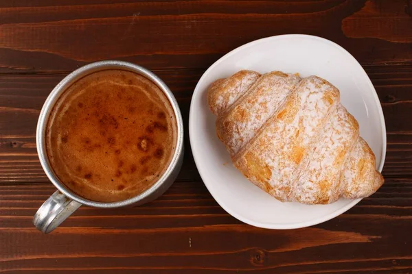 Egy Csésze Cappuccino Croissant Asztalon — Stock Fotó