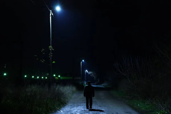 Hombre Bajo Linterna Por Noche — Foto de Stock