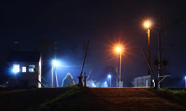 Demiryolu Gece Işıklarıyla Kesişiyor — Stok fotoğraf