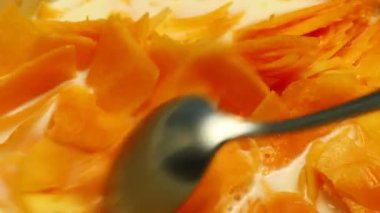 Tavada pişen kabak lapası.