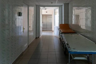 Hastane ve yatak kasvetli bir atmosfer